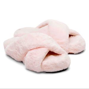 🌈2/$30 New Blush Pink Faux Fur Slippers